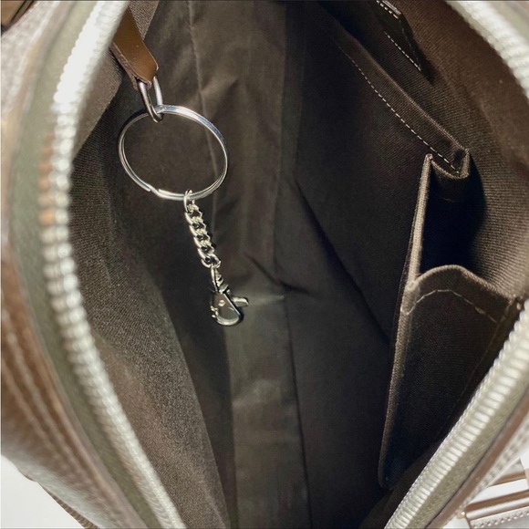 Authentic Men’s Louis Vuitton Taiga Satan (Large) - Picture 3 of 11